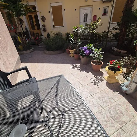 Leona's Paradise Apartment *